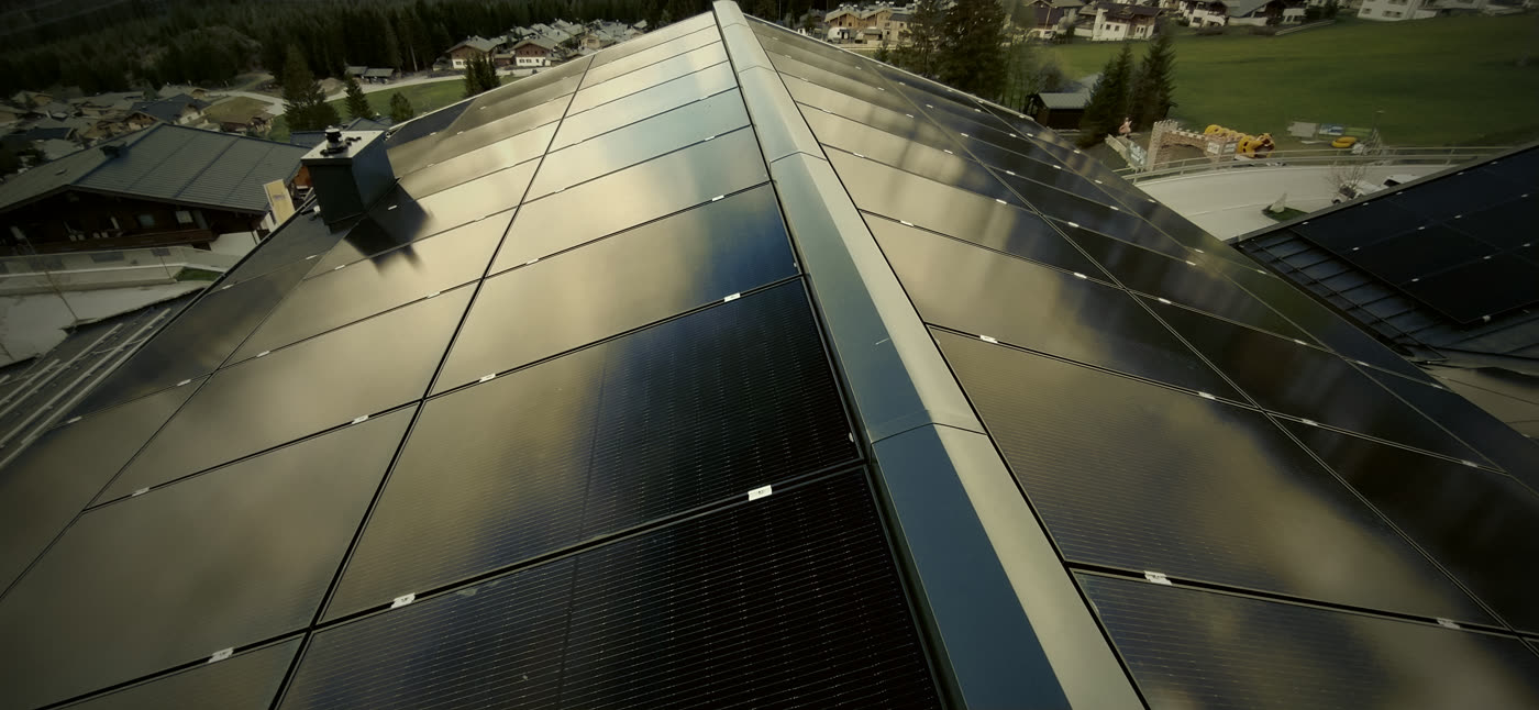 Photovoltaikmodule auf dem Dach eines Alpenresorts im Salzburger Land