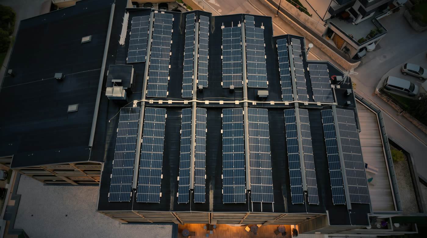 Luftaufnahme der Photovoltaikanlage auf einem Hotel im Eisacktal
